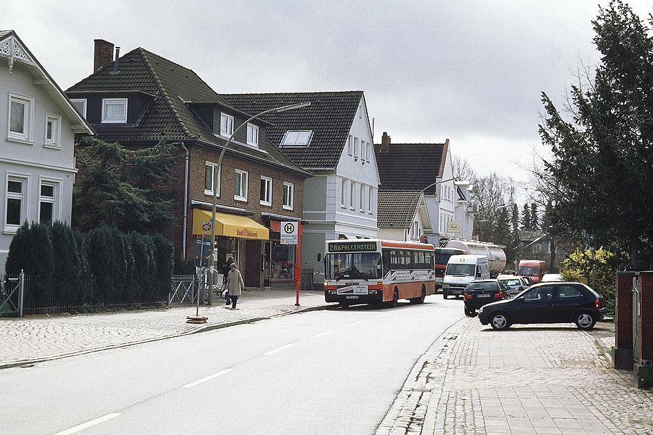 Ein PVG O 405 an der Haltestelle Nienstedten Markt heute Nienstedtener Marktplatz