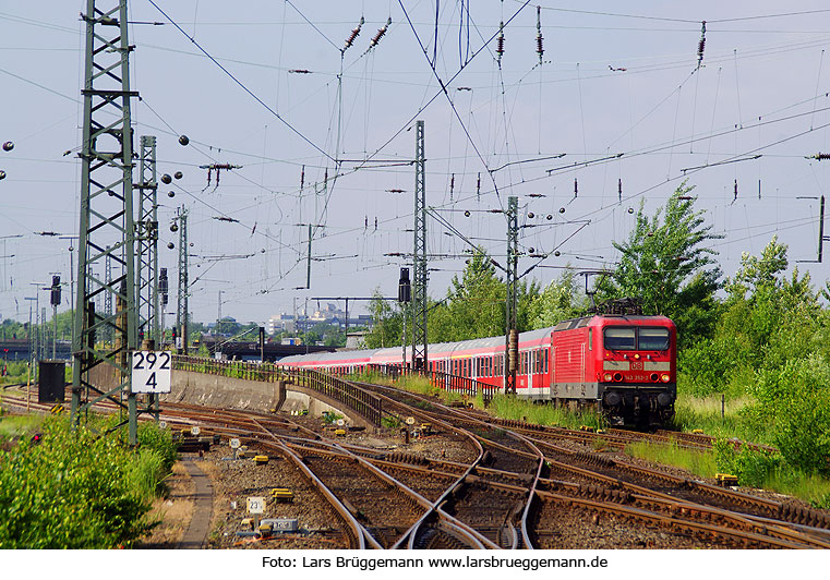 DB Lok der Baureihe 143 im Bahnhof Hamburg-Altona