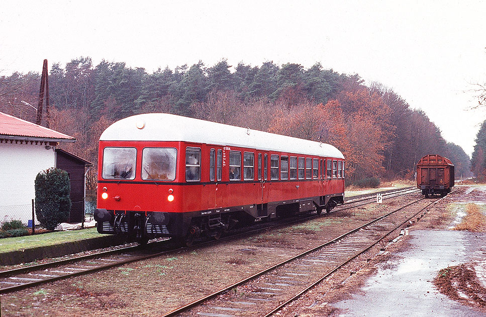 Ein AVL GDT Triebwagen im Bahnhof Boltersen