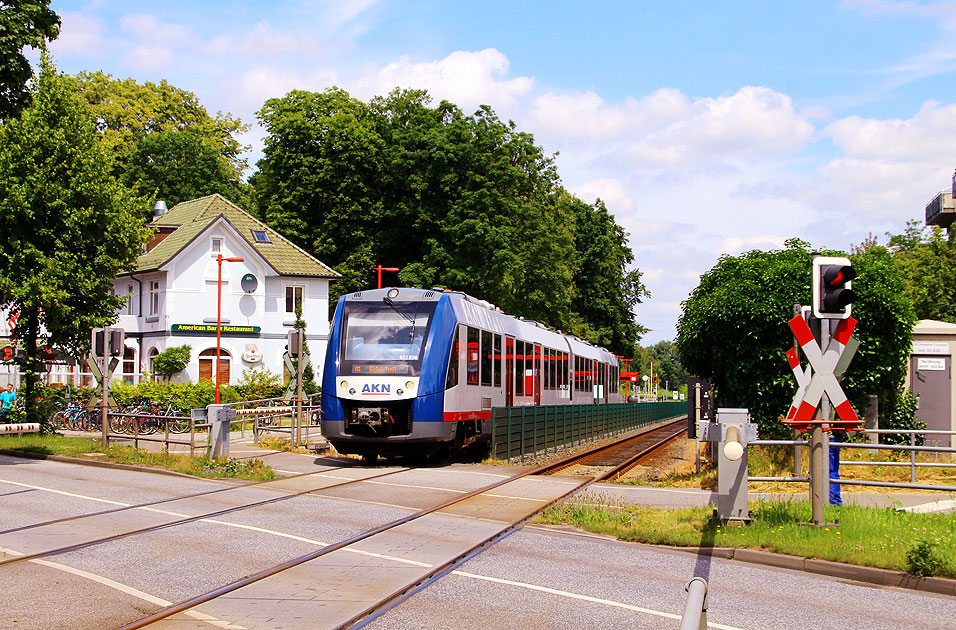 Ein Lint der AKN im Bahnhof Burgwedel