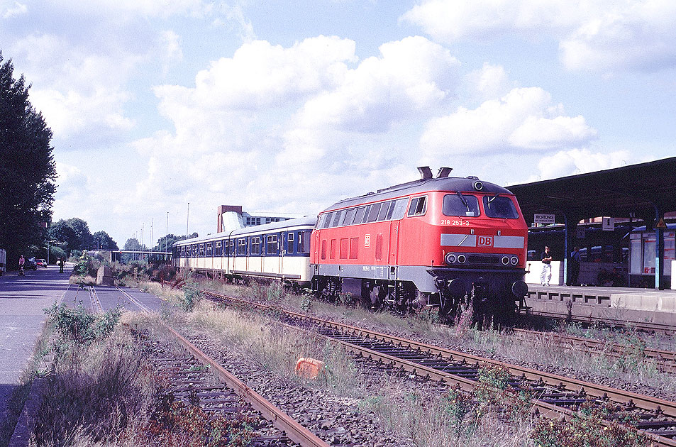 Eine Lok der Baureihe 218 mit einem 470 in Ahrensburg