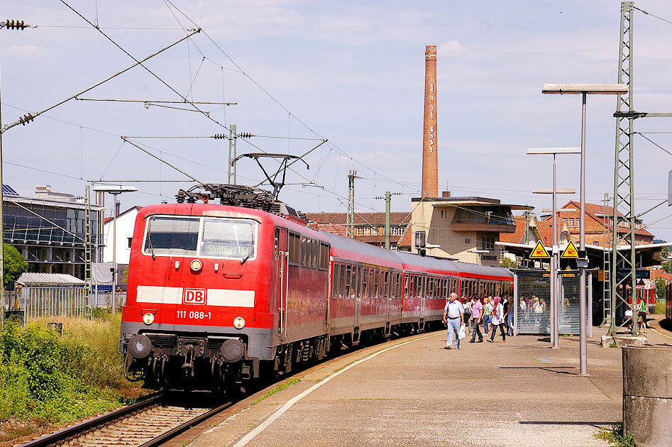 Die DB Baureihe 111 im Bahnhof Schorndorf mit einem RE nach Stuttgart Hbf