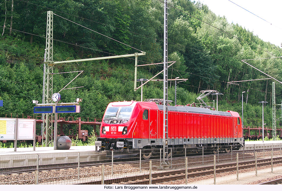 Die DB Baureihe 187 - eine Traxx Lok im Bahnhof Bad Schandau