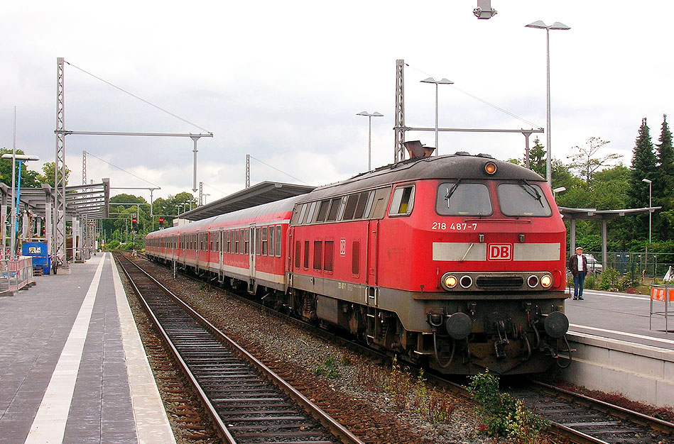 Die 218 487-7 mit einer Regionalbahn im Bahnhof Ahrensburg