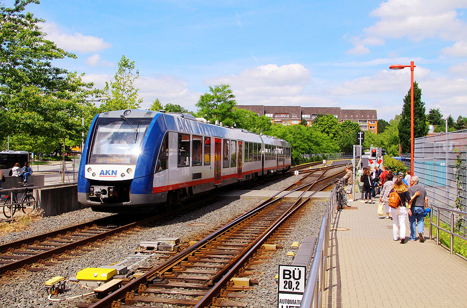 AKN-Triebwagen im Bahnhof Quickborn