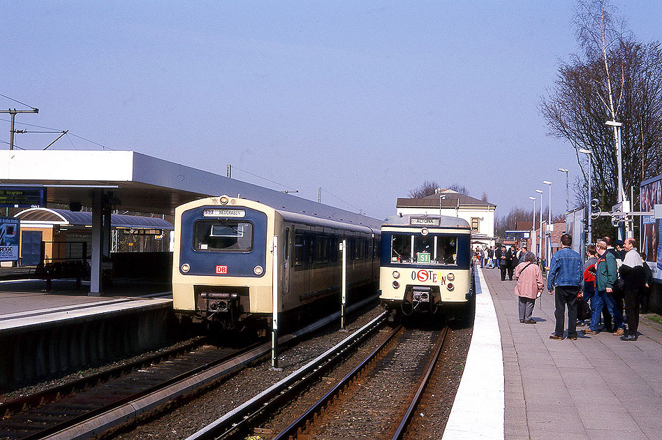 Ein 472 und ein 471 der Hamburger S-Bahn im Bahnhof Pinneberg