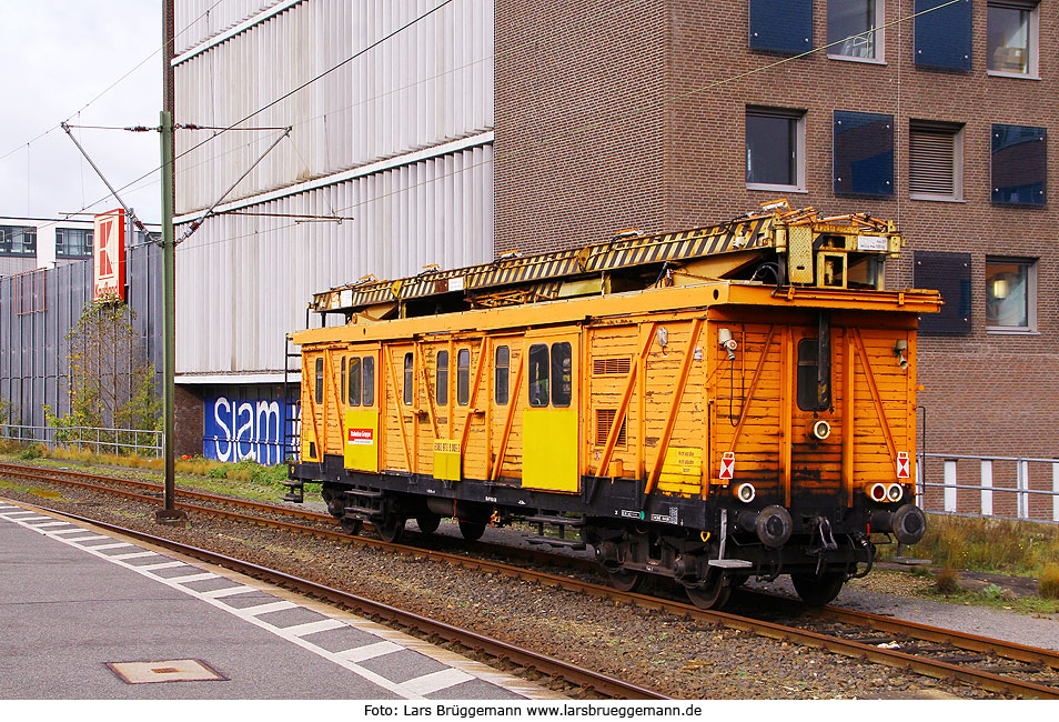 Der Bahndienstwagen 8080 970 8 009-3 der Bauart 579 von der DB Bahnbau Gruppe