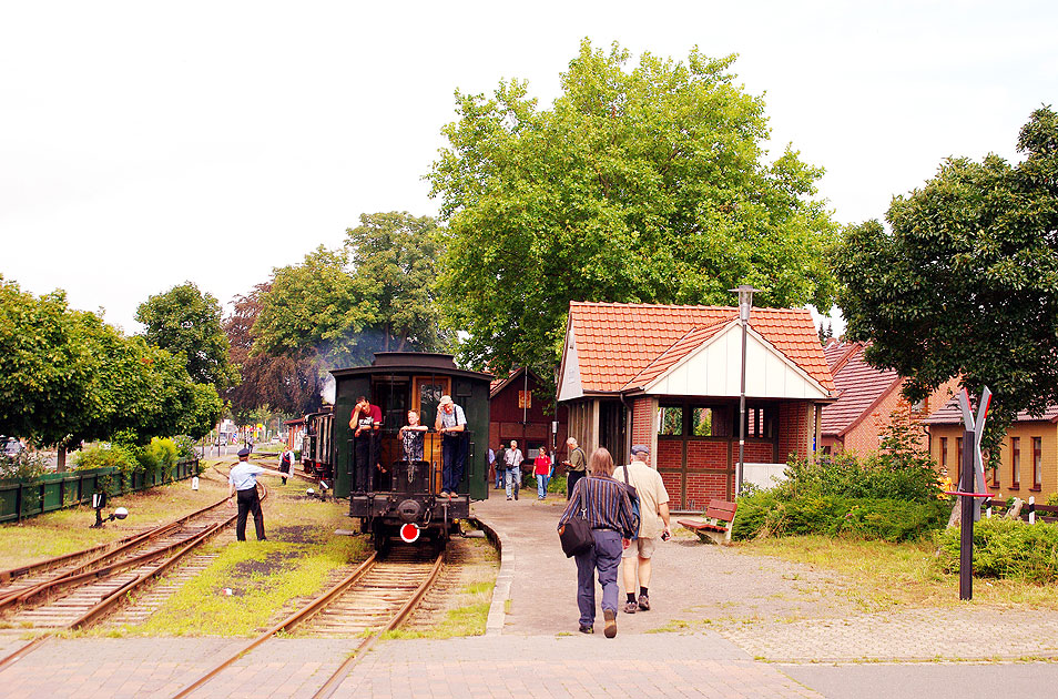 Ein Personenzug im Bahnhof Asendorf der Museumsbahn vom DEV