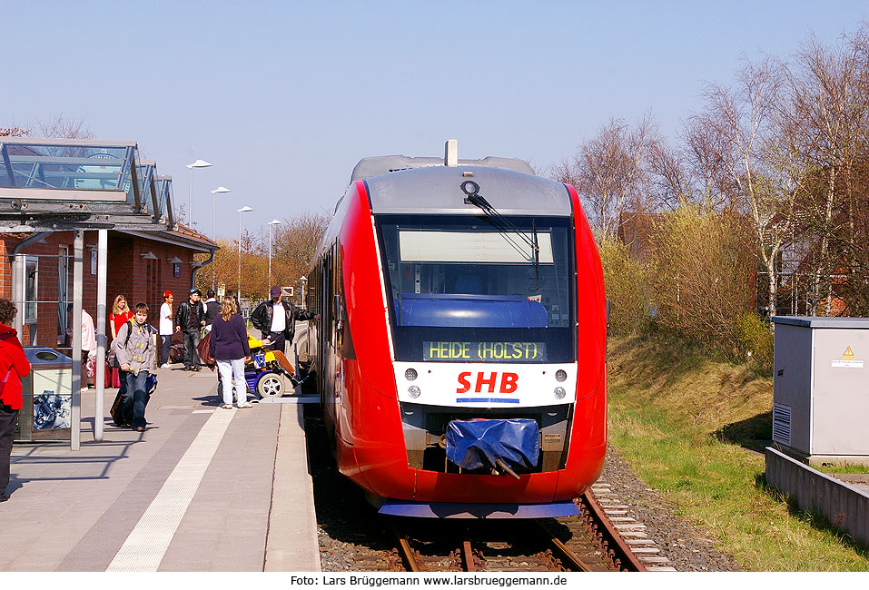 Ein Lint-Triebwagen der Schleswig-Holstein-Bahn im Bahnhof Büsum