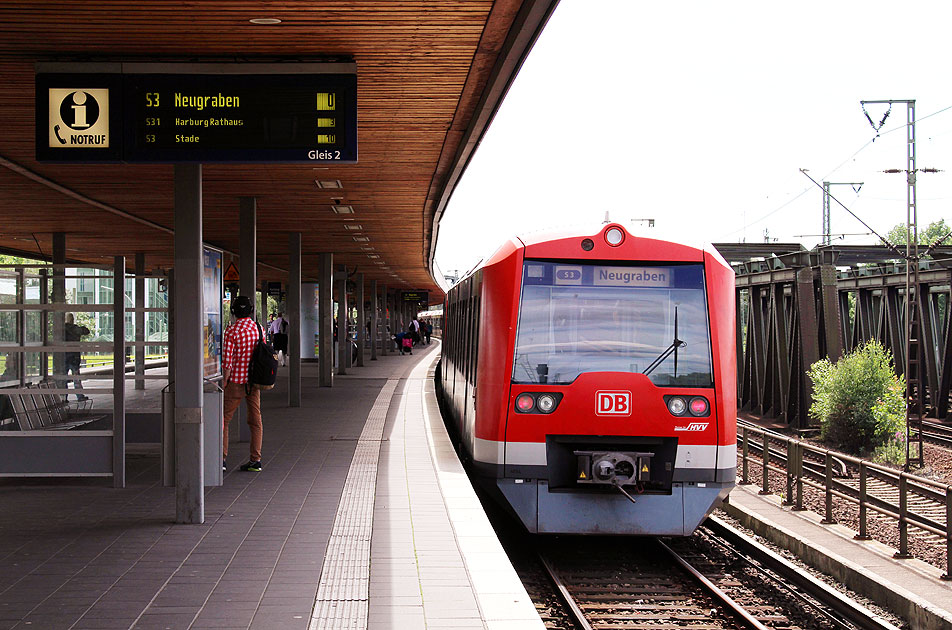 Eine S-Bahn im Bahnhof Veddel an der Harburger S-Bahn