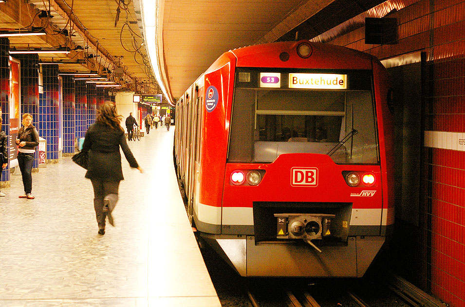 Eine S-Bahn der Baureihe 474 im Bahnhof Hamburg Reeperbahn