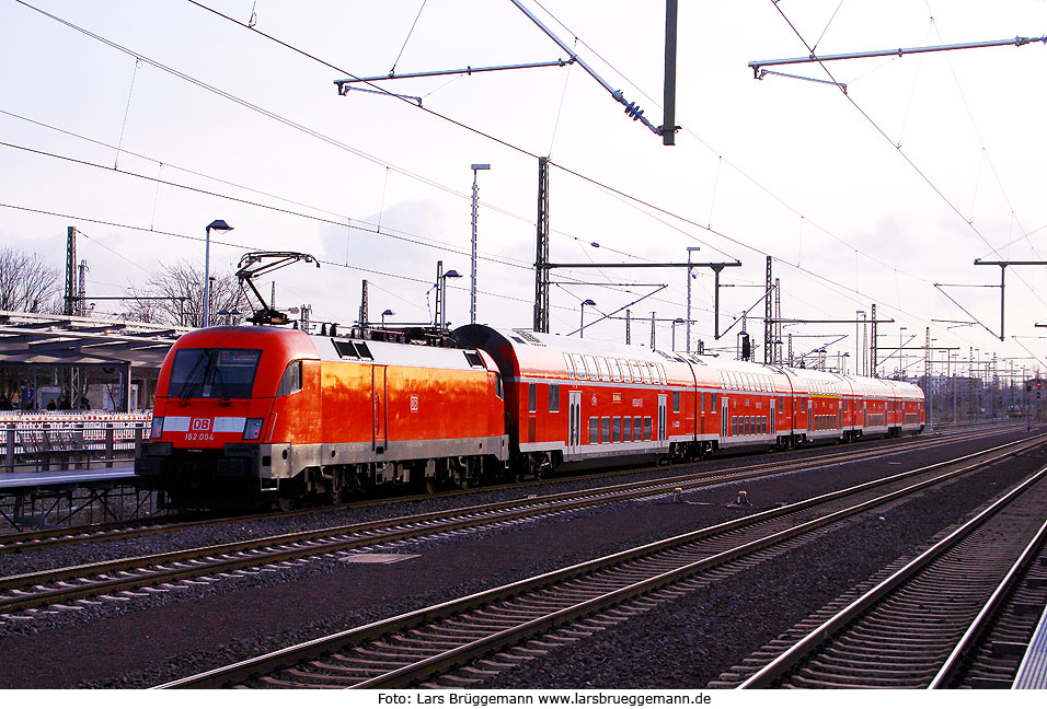 Eine Lok der Baureihe 182 in Magdeburg Hbf