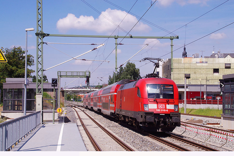 DB Baureihe 182 im Bahnhof Radebeul Ost mit einer S-Bahn nach Meissen