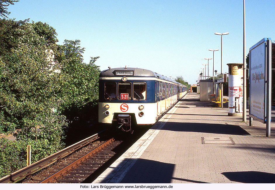 DB Baureihe 471 im Bahnhof Halstenbek