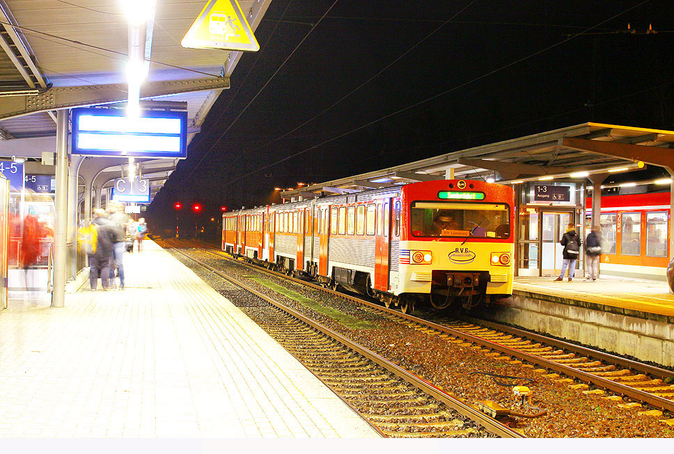 Zwei VT2E-Triebwagen im Einsatz bei der Bleckeder Kleinbahn im Bahnhof Bleckede