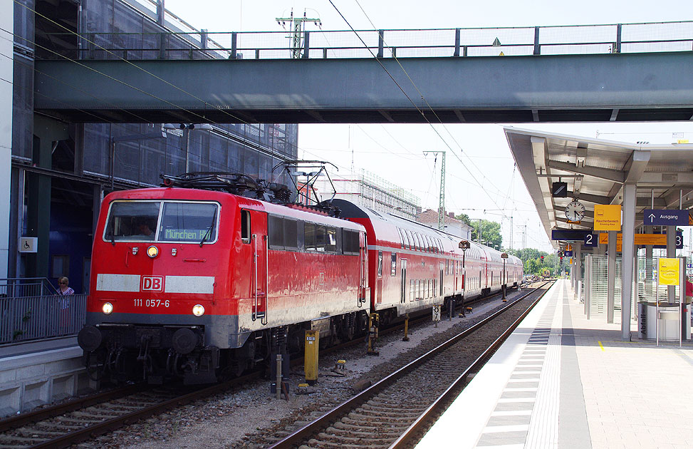 Eine Lok der Baureihe 111 in Ingolstadt Hbf