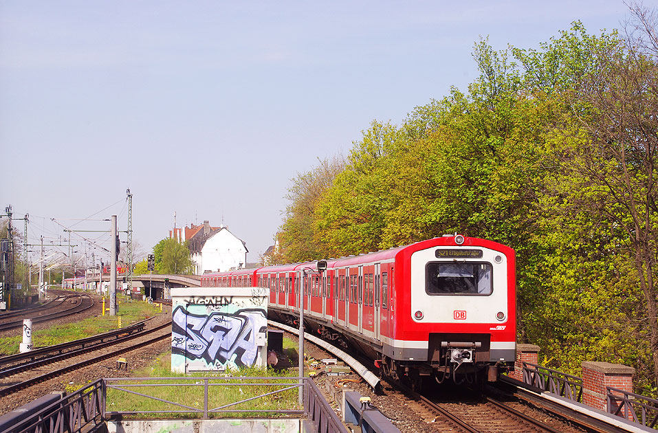 S-Bahn der Baureihe 472 im Bahnhof Hamburg Holstenstraße
