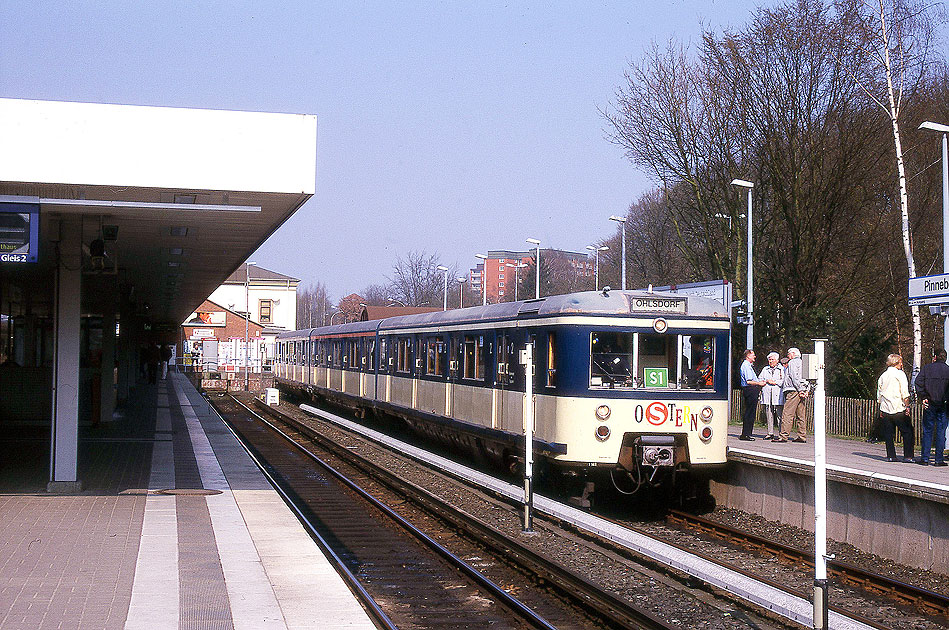 Der S-Bahn-Triebwagen 471 062 im Bahnhof Pinneberg