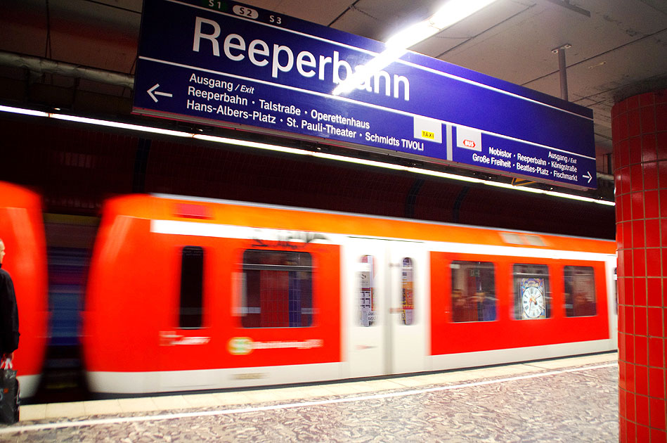 Eine S-Bahn im Bahnhof Reeperbahn auf St. Pauli