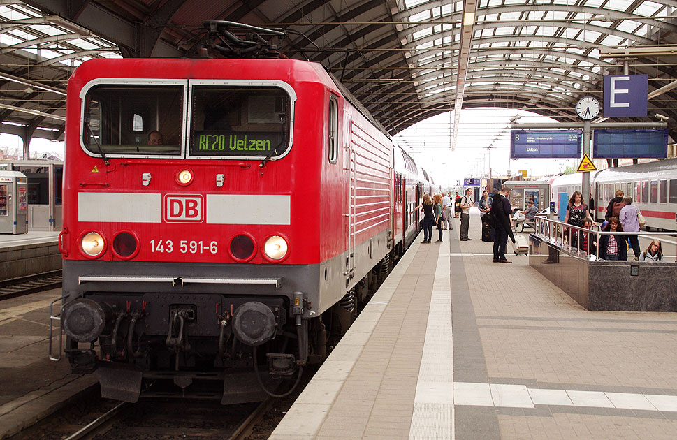 DB Baureihe 143 in Halle (Saale) Hbf mit einem RE nach Uelzen