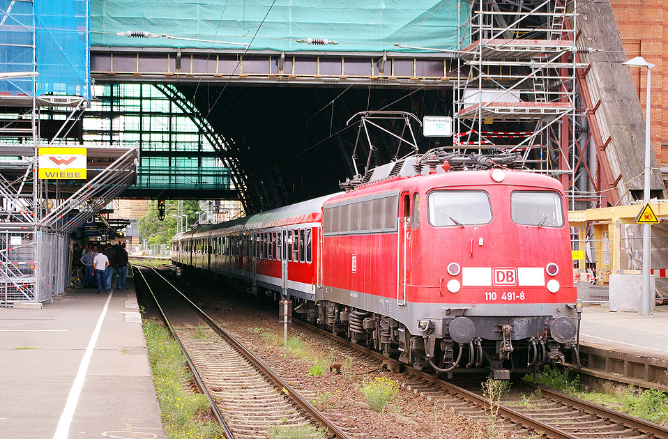 Eine Lok der Baureihe 110 in Bremen Hbf