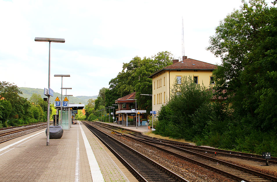 Der Bahnhof in Hersbruck rechts der Pegnitz mit seinem Bahnhofsgebäude und Stellwerk