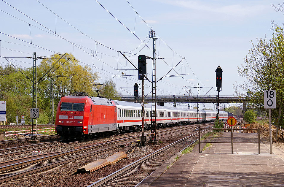 DB Baureihe 101 mit einem IC nach Hamburg im Bahnhof Stelle