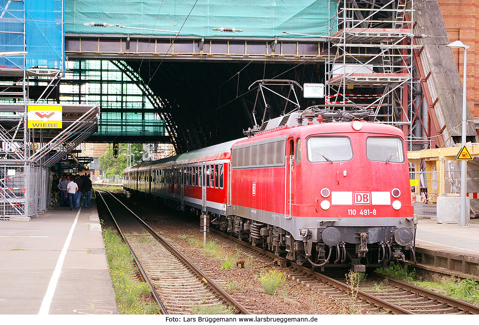 Eine Lok der Baureihe 110 in Bremen Hbf