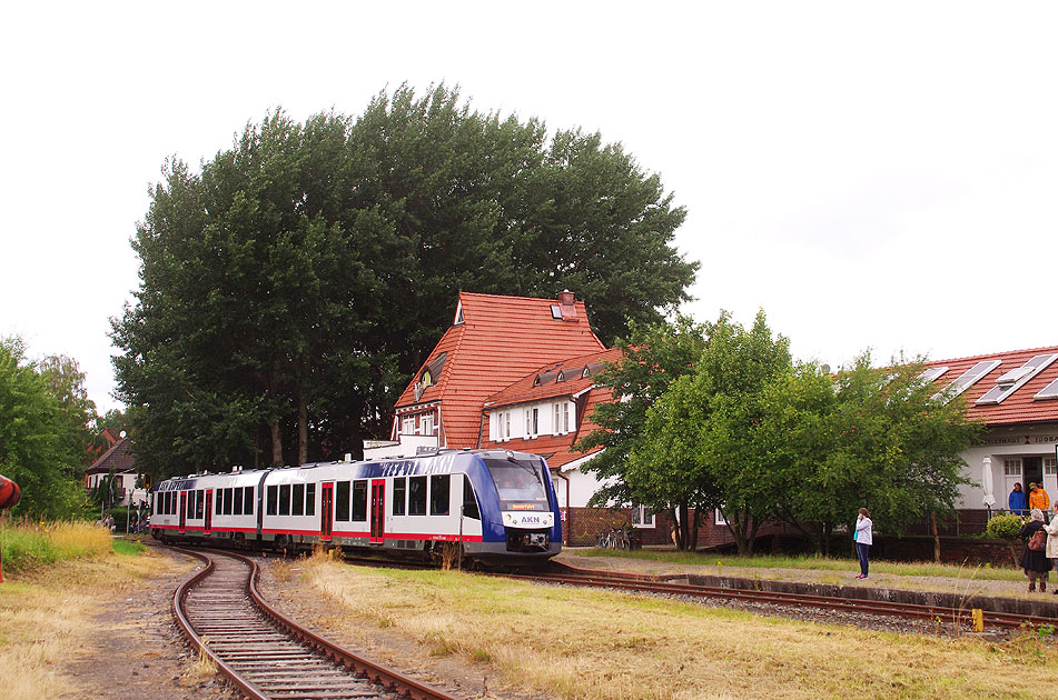 Ein AKN Lint im Bahnhof Hamburg-Bergedorf Süd