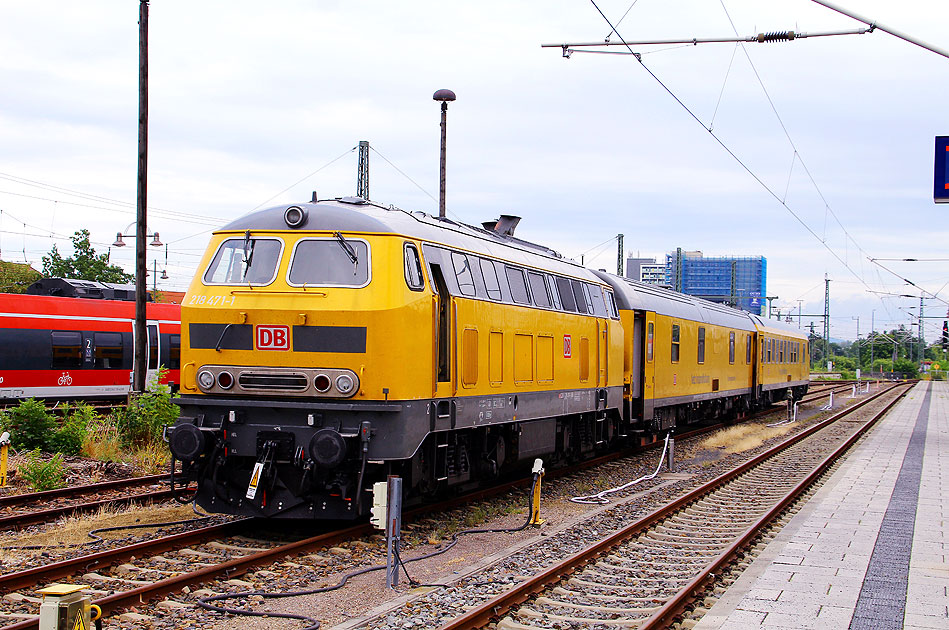 DB Baureihe 218 in Dresden Hbf mit einem Messzug