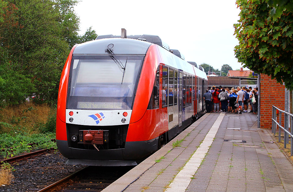 Ein Lint-Triebwagen der Nordbahn im Bahnhof Büsum