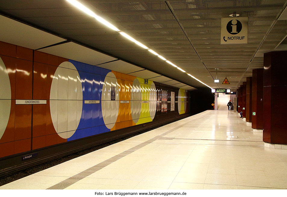 Der S-Bahn-Bahnsteig Jungfernstieg der S-Bahn in Hamburg rechts oben ein Notrufschild für eine Notrufsäule