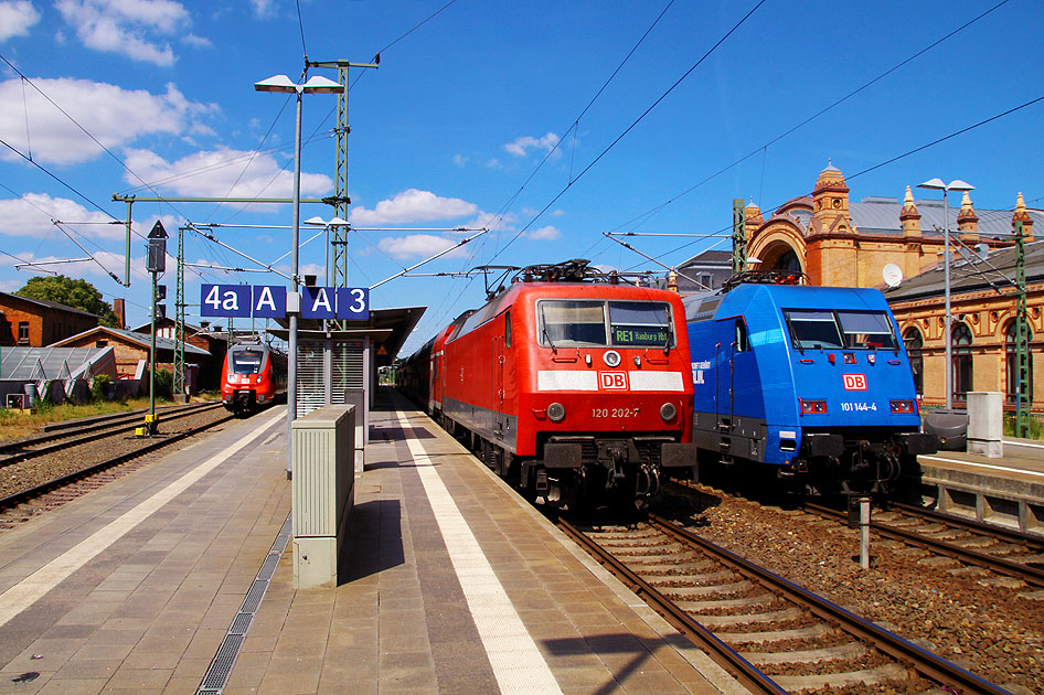 Lok der Baureihe 120 und 101 in Schwerin Hbf
