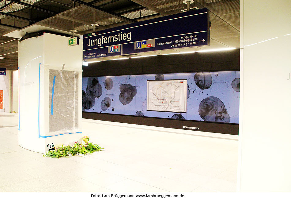 Trauer im Bahnhof Jungfernstieg der Hamburger S-Bahn nach einem Doppelmord