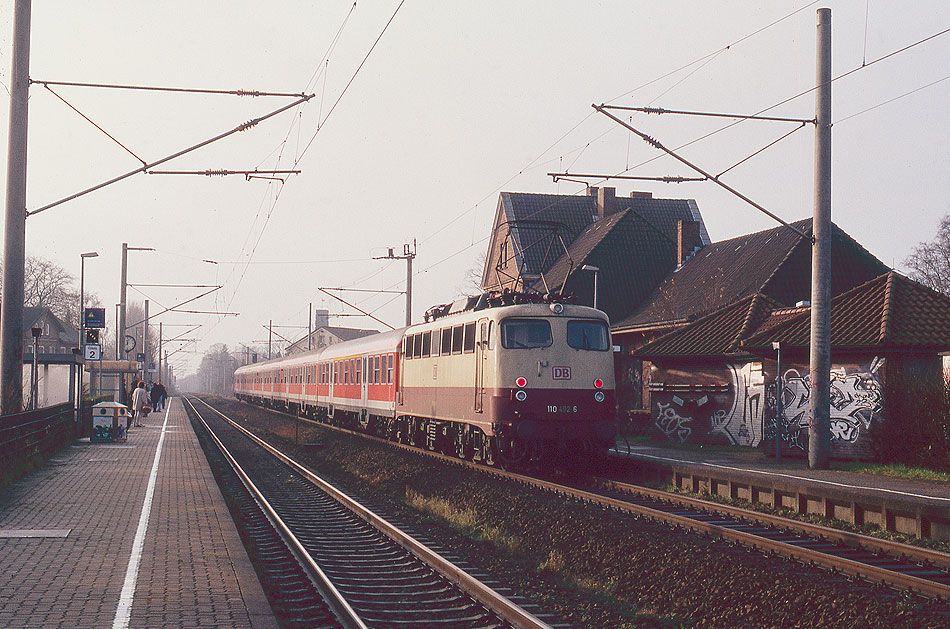 Eine Lok der Baureihe 110 mit eime RE von Kiel nach Hamburg