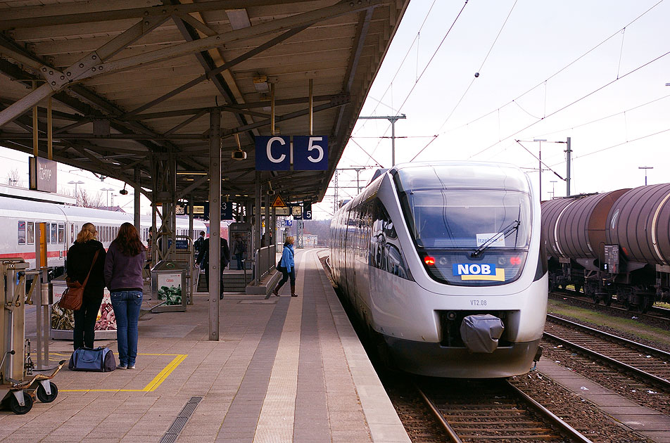 Ein Bombardier Talent bei der Nord-Ostsee-Bahn NOB im Bahnhof Itzehoe an der Marschbahn