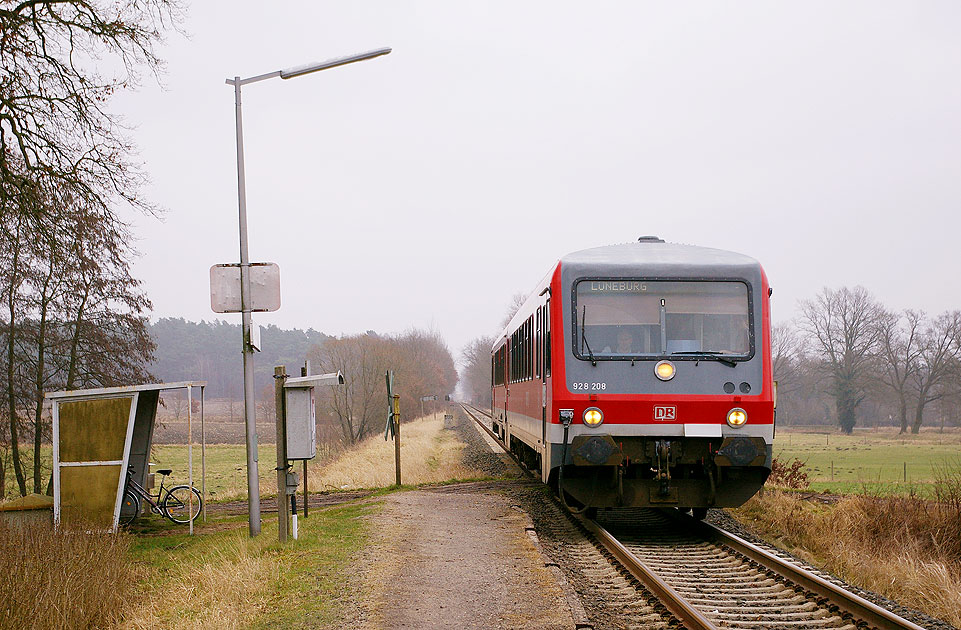 Der Bahnhof Neetzendorf an der Wendlandbahn mit einem 628