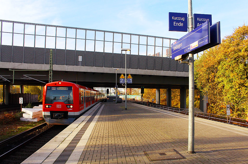 Eine S-Bahn der Baureihe 474 im Bahnhof Stellingen der Hamburger S-Bahn