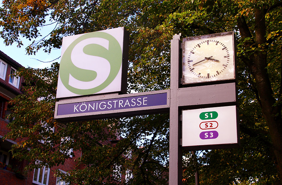 Das Bahnhofsschild vom Bahnhof Königstraße der Hamburger S-Bahn