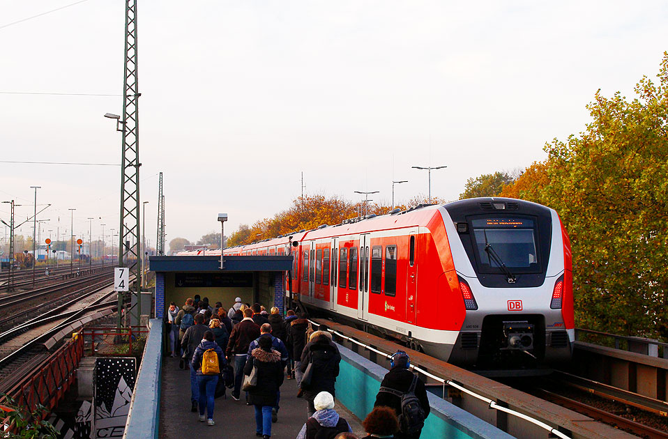 Eine S-Bahn der Baureihe 490 im Bahnhof Elbgaustraße