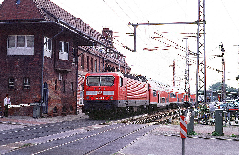 Eine Lok der Baureihe 143 in Stralsund Hbf