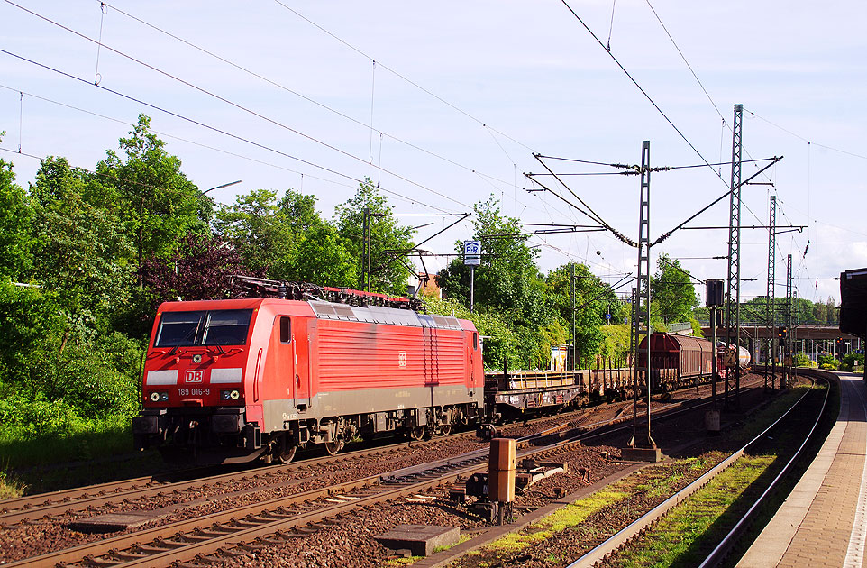 Eine Güterzuglok der Baureihe 189 im Bahnhof Hamburg-Harburg