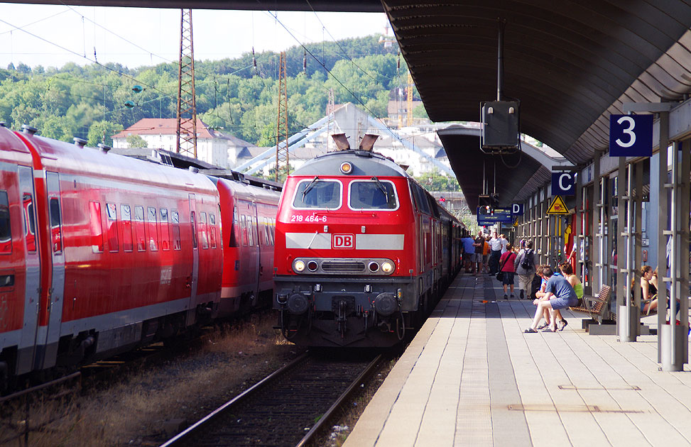 Eine Lok der Baureihe 218 in Ulm Hbf