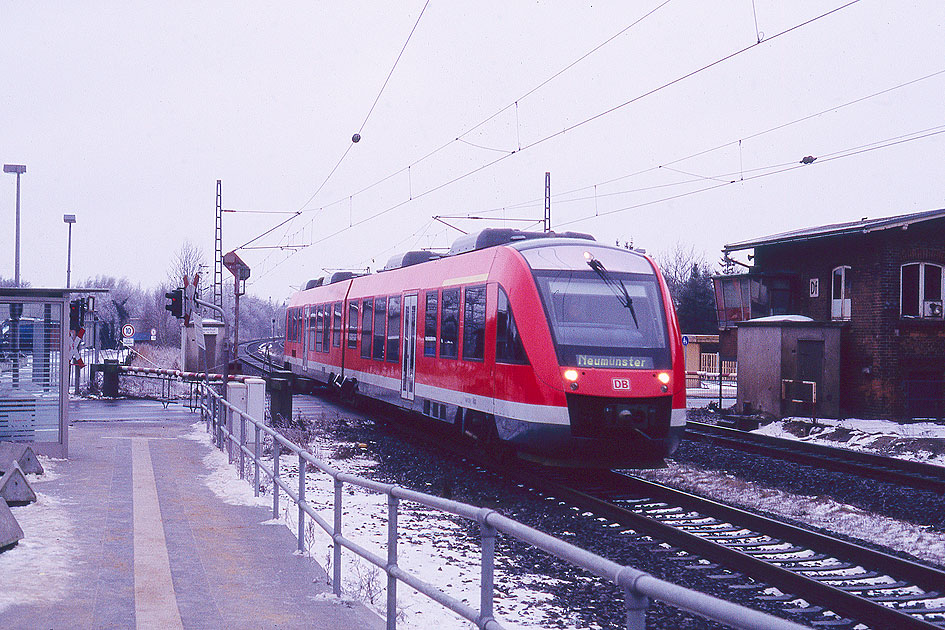 In den Bahnhof Dauenhof fährt ein Lint-Triebwagen der Baureihe 648 nach Neumünster ein