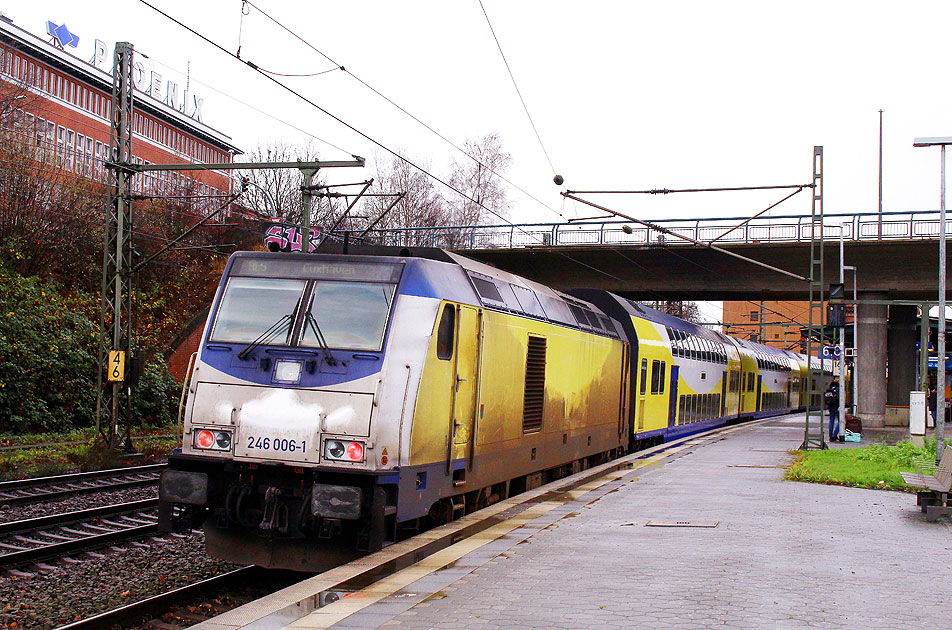 Eine Lok der Baureihe 246 von Start im Bahnhof Hamburg-Harburg