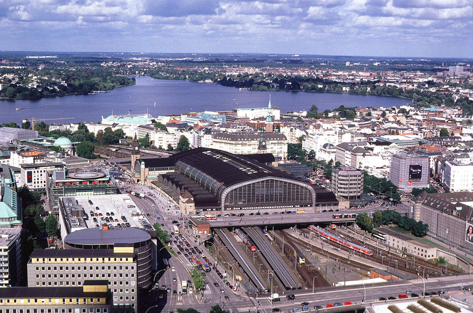 Der Hamburger Hauptbahnhof mit der Außenalster - Hamburg Hbf