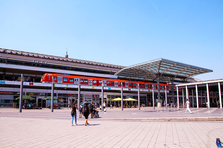 Eine S-Bahn in Köln Hbf mit dem Breslauer Platz