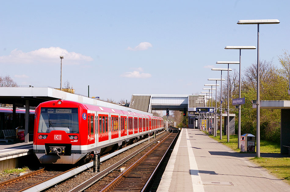 Die S-Bahn im Bahnhof Neugraben in Hamburg