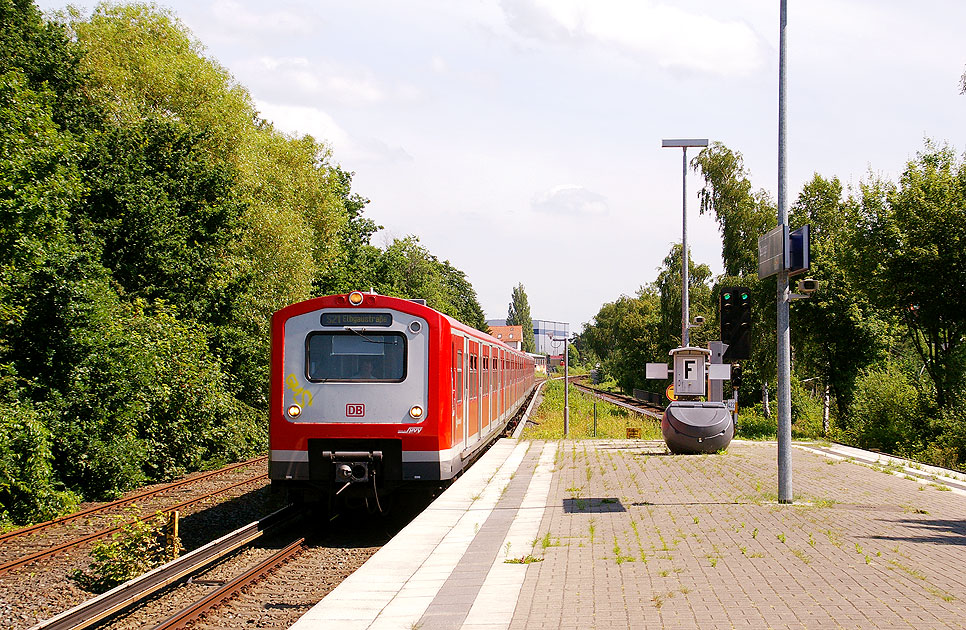 Eine S-Bahn der Baureihe 472 im Bahnhof Stellingen