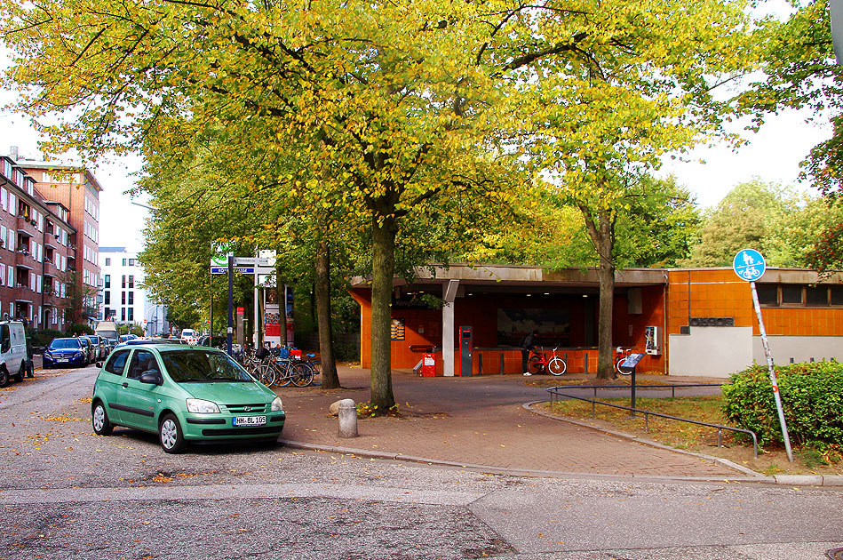 Der Bahnhof Königstraße der Hamburger S-Bahn an der Ecke Behnstraße und Struenseestraße